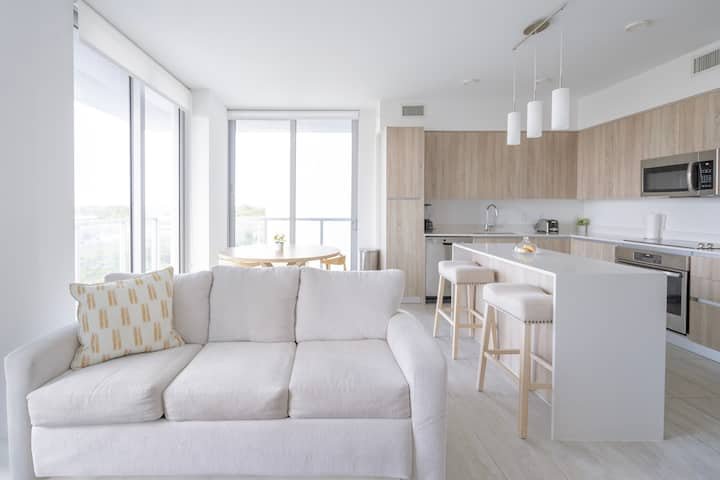 Condomínio no Design District com piscina, estacionamento e quarto