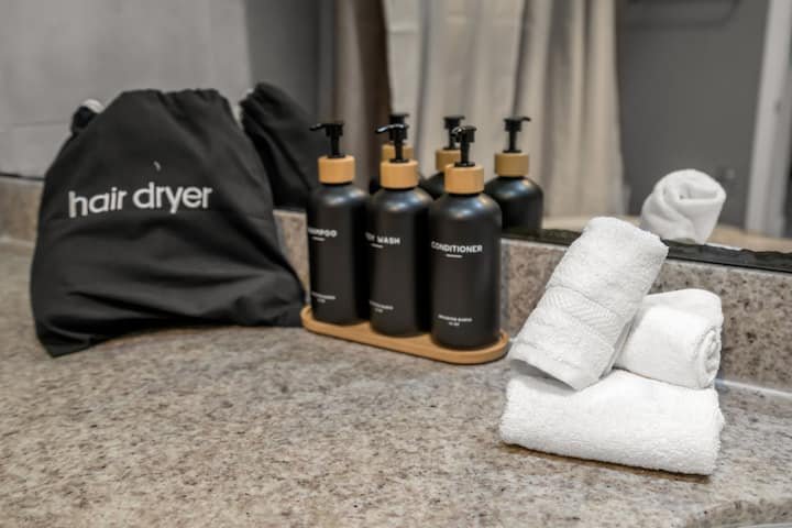 Elegante 1BR – The Strand Ocean Dr + Rooftop Pool!