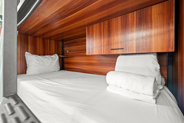 Quarto de hotel descolado no distrito de Mimo I 4 Hóspedes I Piscina