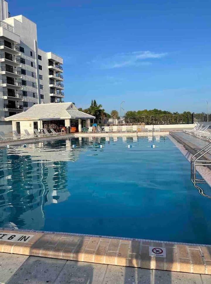 Estúdio bonito com vista para a baía! Estacionamento GRATUITO!