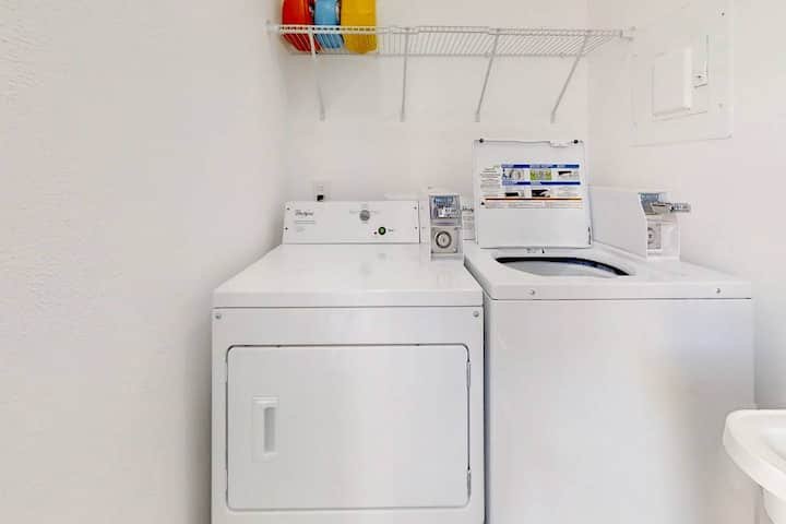 Moderno 1QTN com vaga de estacionamento e acesso a pé à praia