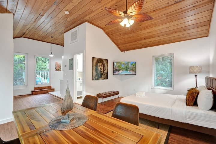 Oásis tropical: estúdio com piscina