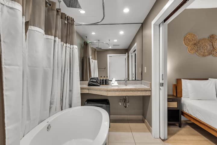 Elegante 1BR – The Strand Ocean Dr + Rooftop Pool!