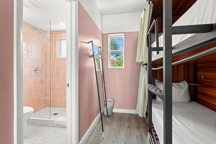 Quarto de hotel descolado no distrito de Mimo I 4 Hóspedes I Piscina