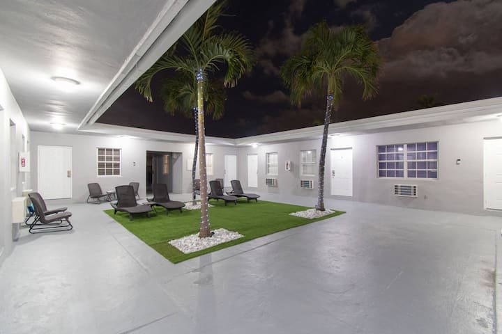 Moderno 1QTN com vaga de estacionamento e acesso a pé à praia