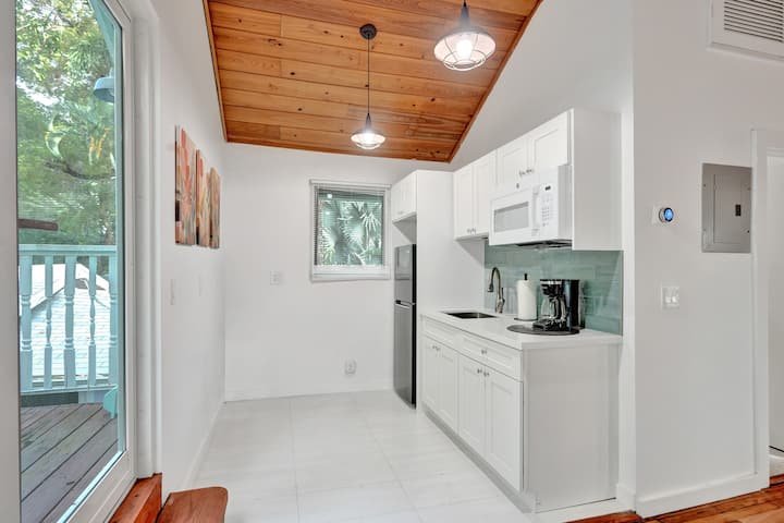 Oásis tropical: estúdio com piscina