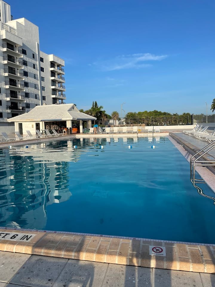 Estúdio bonito com vista para a baía! Estacionamento GRATUITO!