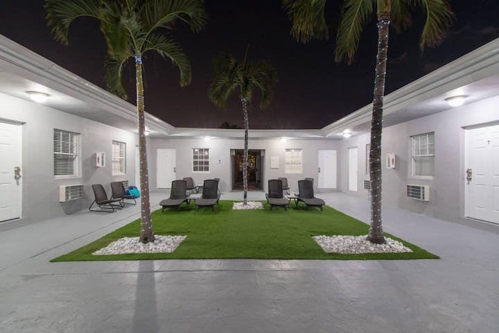 Moderno 1QTN com vaga de estacionamento e acesso a pé à praia