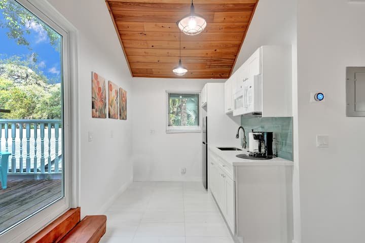 Oásis tropical: estúdio com piscina