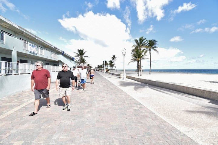 Moderno 1QTN com vaga de estacionamento e acesso a pé à praia