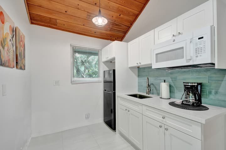 Oásis tropical: estúdio com piscina