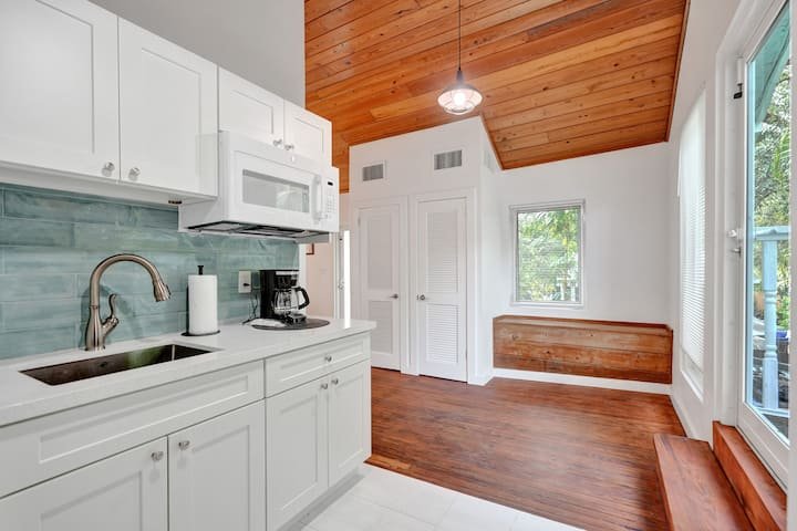 Oásis tropical: estúdio com piscina