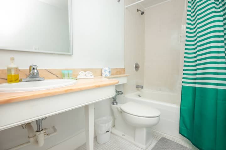 Resort à beira-mar com vista para a baía e estacionamento gratuito