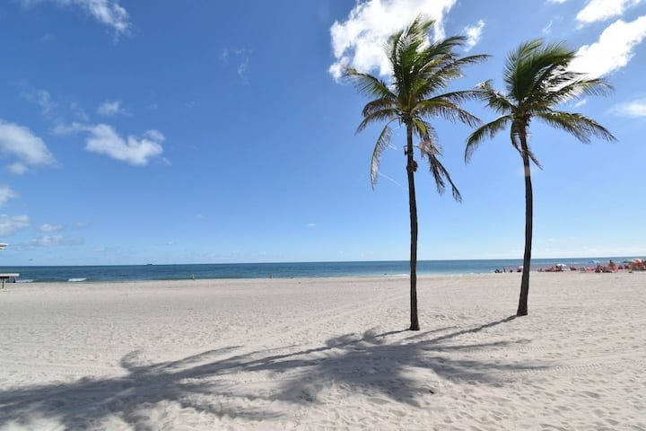 Moderno 1QTN com vaga de estacionamento e acesso a pé à praia