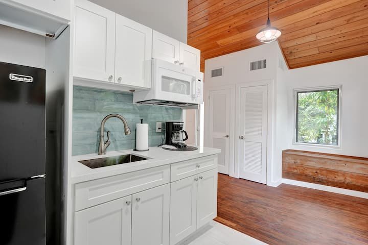 Oásis tropical: estúdio com piscina