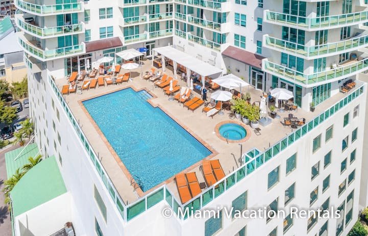 Cozinha completa, varanda, piscina, academia, estacionamento GRÁTIS