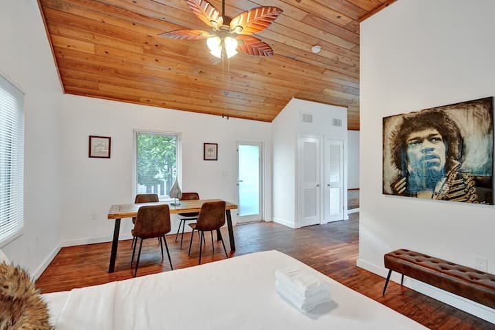 Oásis tropical: estúdio com piscina