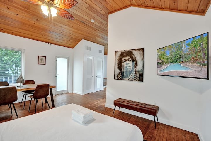 Oásis tropical: estúdio com piscina