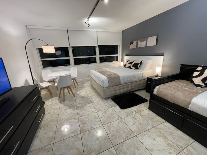 Estúdio bonito com vista para a baía! Estacionamento GRATUITO!