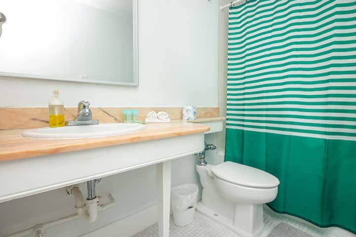 Resort à beira-mar com vista para a baía e estacionamento gratuito