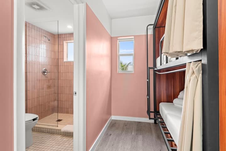 Quarto de hotel descolado no distrito de Mimo I 4 Hóspedes I Piscina