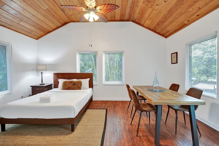 Oásis tropical: estúdio com piscina