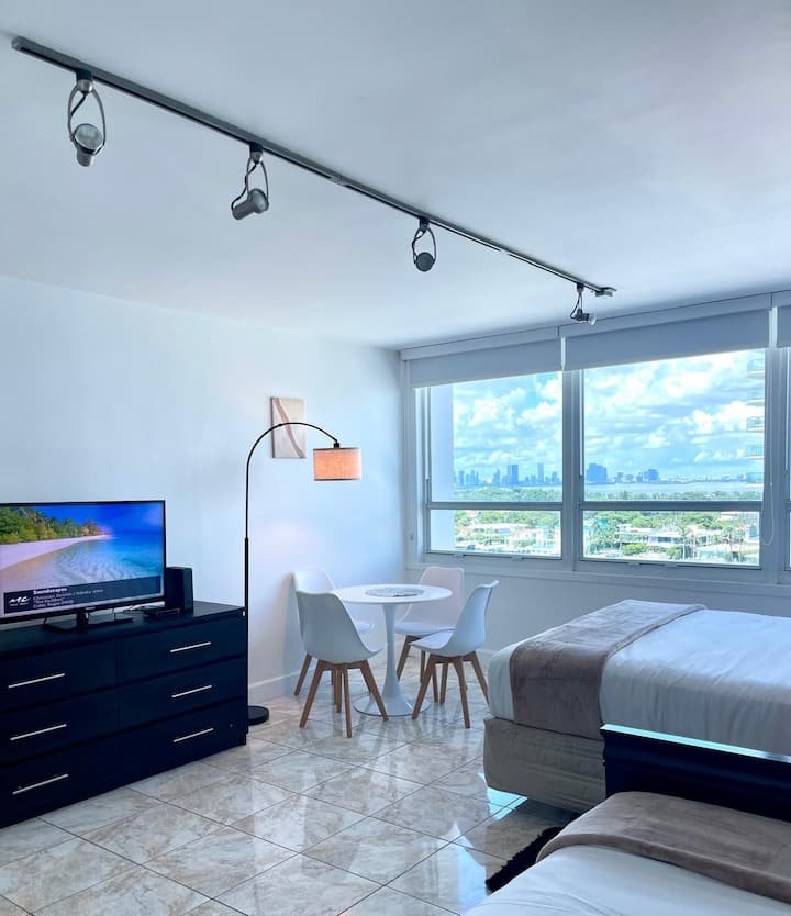 Estúdio bonito com vista para a baía! Estacionamento GRATUITO!