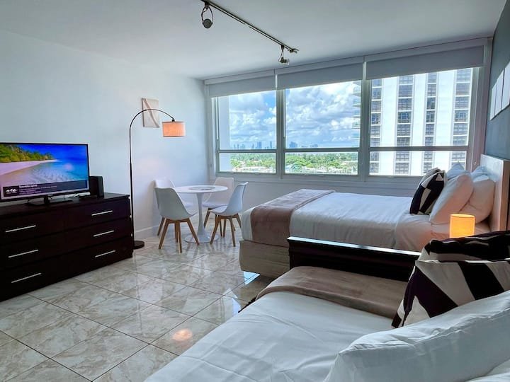 Estúdio bonito com vista para a baía! Estacionamento GRATUITO!