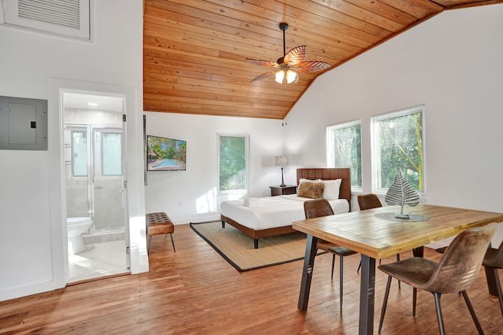 Oásis tropical: estúdio com piscina