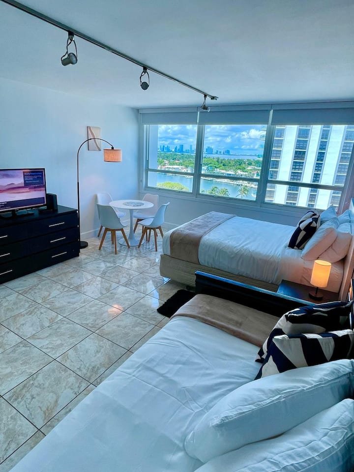 Estúdio bonito com vista para a baía! Estacionamento GRATUITO!