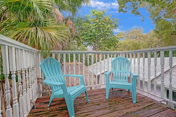 Oásis tropical: estúdio com piscina