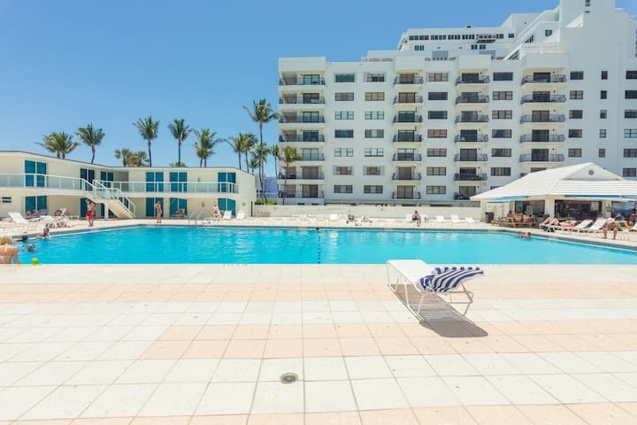 Resort à beira-mar com vista para a baía e estacionamento gratuito