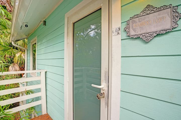 Oásis tropical: estúdio com piscina