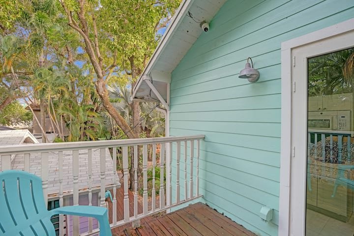 Oásis tropical: estúdio com piscina