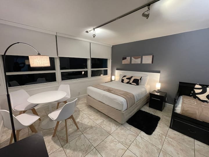 Estúdio bonito com vista para a baía! Estacionamento GRATUITO!