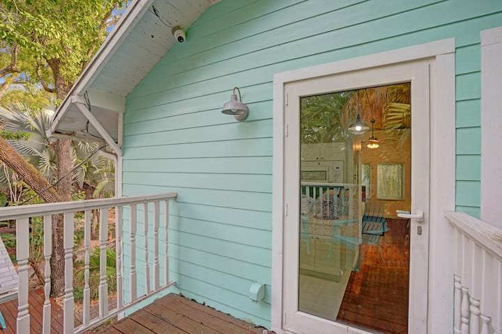 Oásis tropical: estúdio com piscina