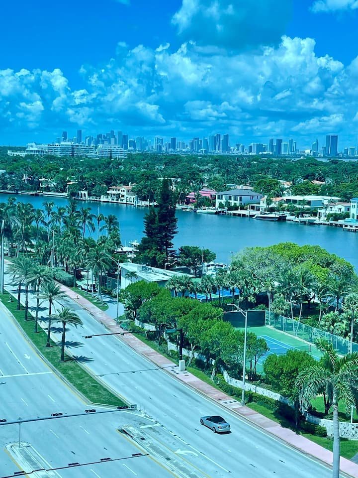 Estúdio bonito com vista para a baía! Estacionamento GRATUITO!