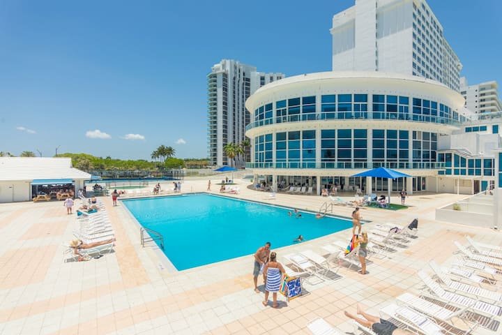Resort à beira-mar com vista para a baía e estacionamento gratuito