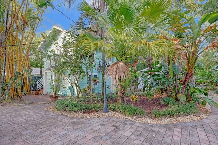 Oásis tropical: estúdio com piscina