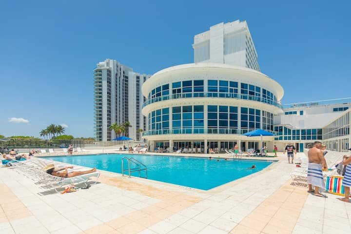 Resort à beira-mar com vista para a baía e estacionamento gratuito