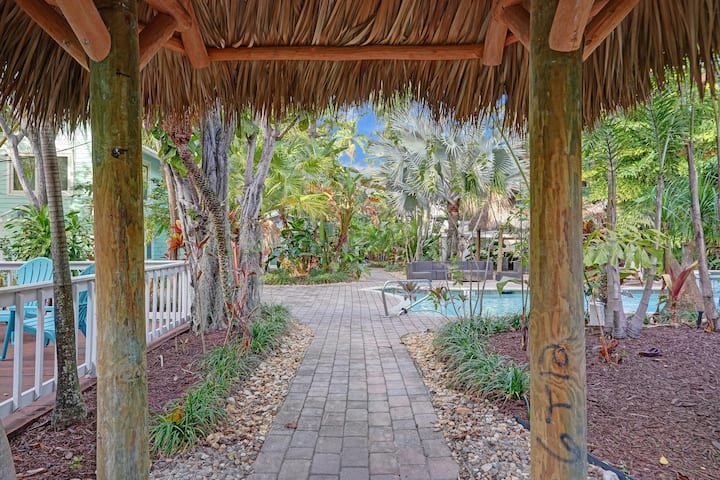 Oásis tropical: estúdio com piscina