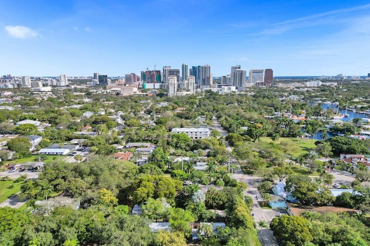 Oásis tropical: estúdio com piscina