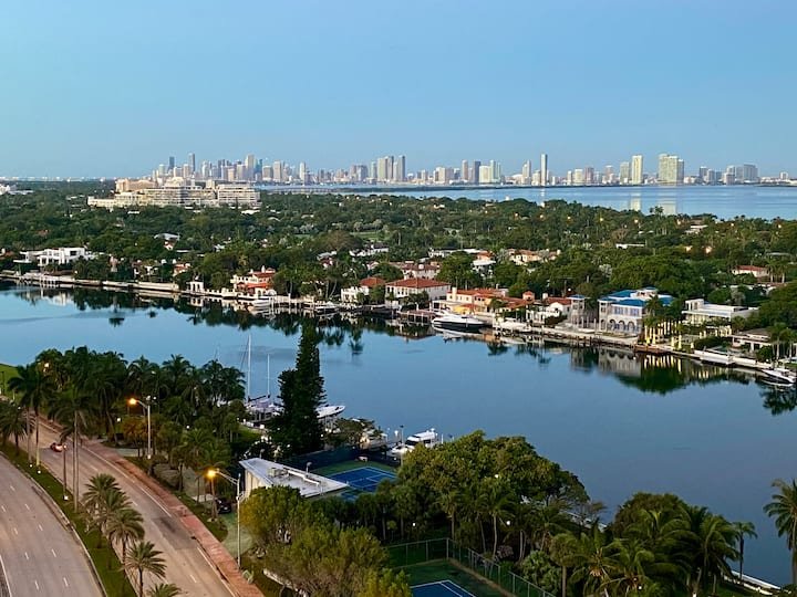 Estúdio bonito com vista para a baía! Estacionamento GRATUITO!