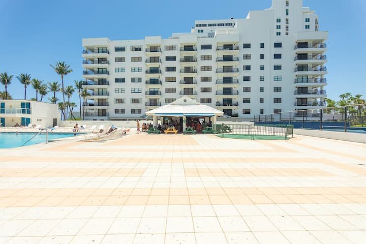 Resort à beira-mar com vista para a baía e estacionamento gratuito