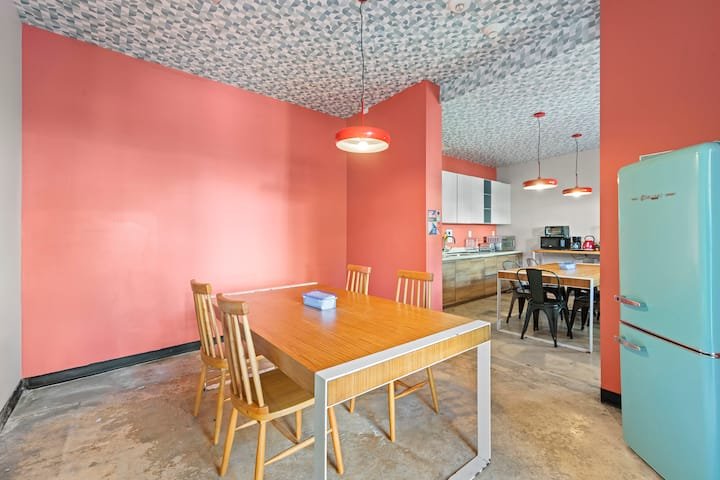 Quarto de hotel descolado no distrito de Mimo I 4 Hóspedes I Piscina