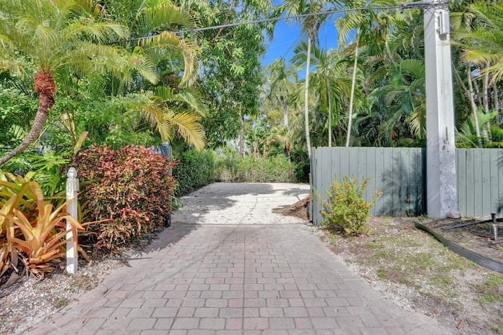 Oásis tropical: estúdio com piscina