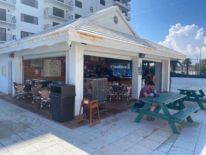 Estúdio bonito com vista para a baía! Estacionamento GRATUITO!