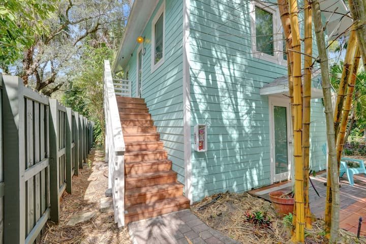 Oásis tropical: estúdio com piscina