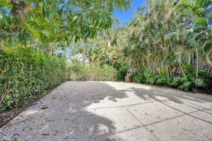 Oásis tropical: estúdio com piscina