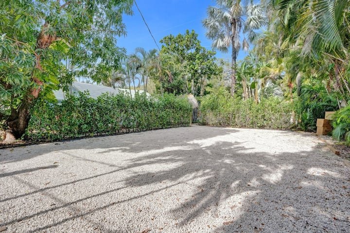 Oásis tropical: estúdio com piscina